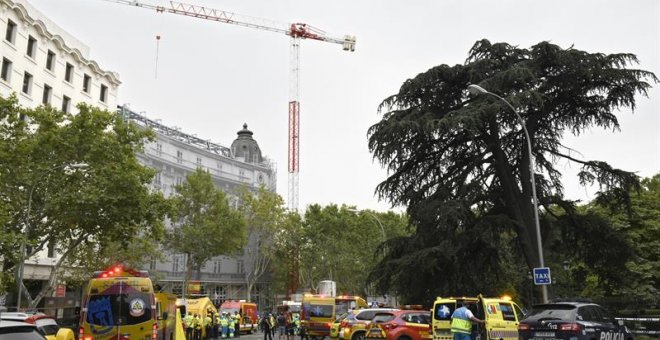 Vista general de las inmediaciones del madrileño hotel Ritz, este martes, tras el derrumbe. EFE/ Victor Lerena
