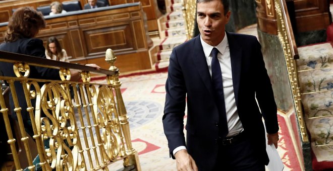 El presidente del Gobierno, Pedro Sánchez, abandona el hemiciclo del Congreso tras la sesión de control al Gobierno. EFE/Mariscal