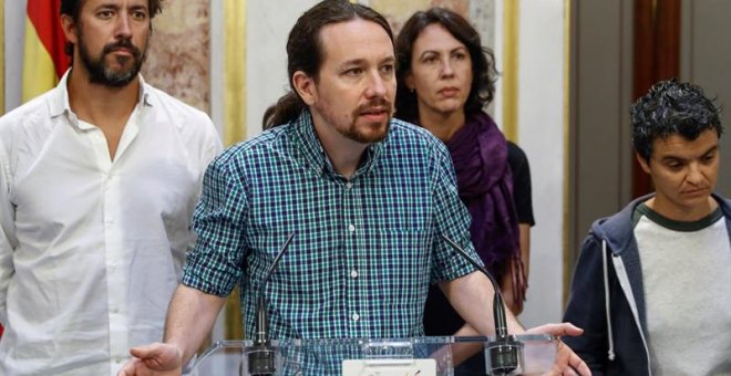 El secretario general de Podemos, Pablo Iglesias, escucha la intervención de la diputada Lucía Martín (4i), durante la rueda de prensa ofrecida al término del pleno celebrado hoy en el Congreso. EFE/Emilio Naranjo