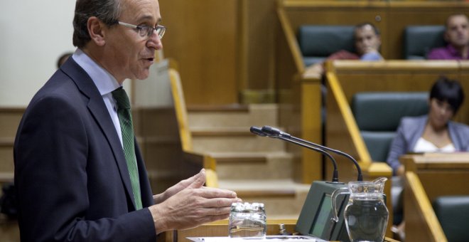 El portavoz del PP vasco, Alfonso Alonso interviene en el  Parlamento Vasco en Vitoria donde se celebra el Pleno de Política General.