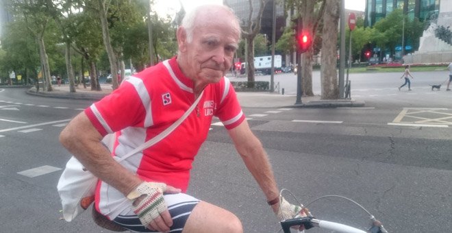 Basilio, ciclista de 82 años, enfundado en su maillot rojo. / HENRIQUE MARIÑO