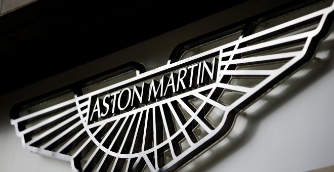 El logo de Aton Martin en un concesionario en Londres. REUTERS/Henry Nicholls