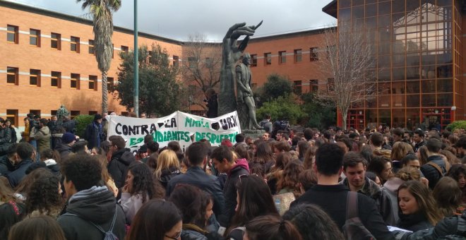 Concentración que impulsaron los estudiantes el 9 de abril con el primer caso de irregularidad en un máster, el de Pablo Casado. | Teresa Corral