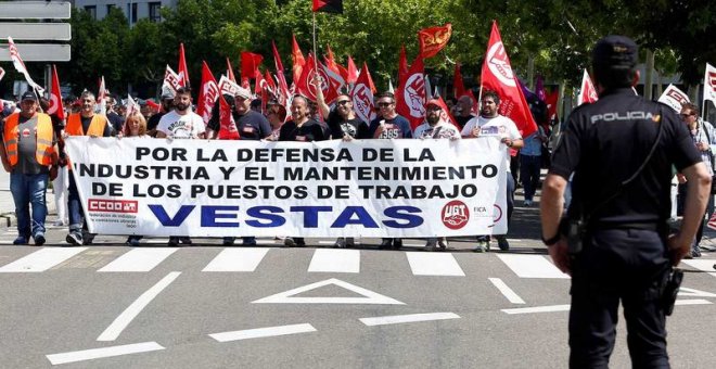 Centenares de personas reclaman la continuidad de la planta de Vestas en León. EFE/J.Casares