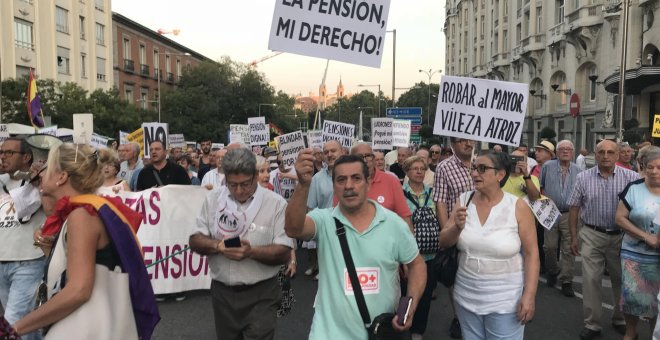 Algunos de los manifestantes que se han protestado esta tarde en Madrid por un sistema de pensiones digno - Arancha Ríos