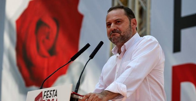 José Luis Ábalos durante su discurso en la tradicional Fiesta de la Rosa de los socialistas catalanes en Gavà. | Alejandro García - EFE
