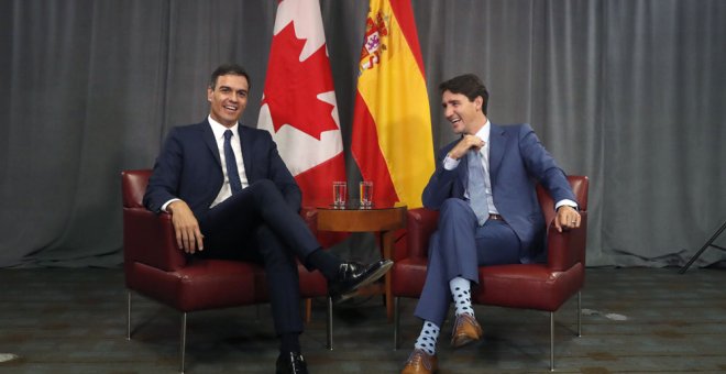 El presidente del Gobierno español, Pedro Sánchez, conversa con el primer ministro canadiense, Justin Trudeau, durante el encuentro privado que han mantenido en un hotel de Montreal. EFE