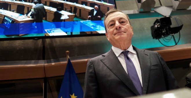 El presidente del Banco Central Europeo (BCE), Mario Draghi, antes de su comparecencia de la comisión de Asuntos Económicos del Parlamento Europeo. EFE/ Olivier Hoslet