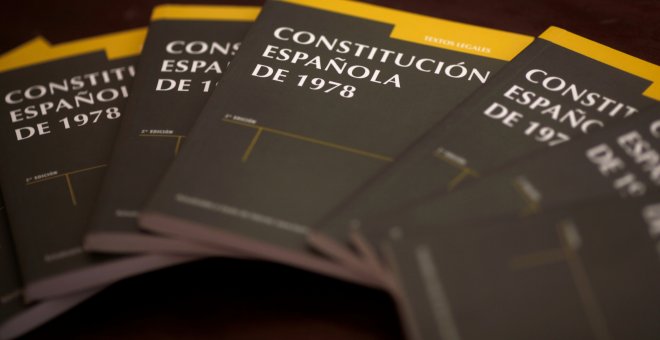 Ejemplares de la Constitución española. REUTERS