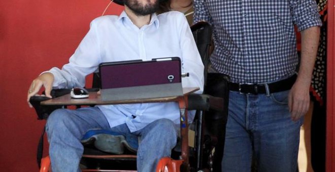 El líder de Podemos, Pablo Iglesias, el secretario de Organización, Pablo Echenique, y la portavoz adjunta en el Congreso, Ione Belarra. - EFE