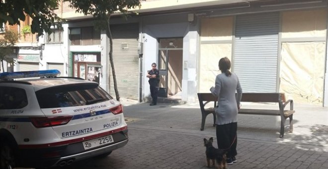 Un coche de la Ertzaintza junto al domicilio donde se ha producido el asesinato. - EUROPA PRESS