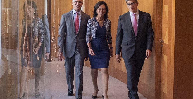 La presidenta de Banco Santander, Ana Botín, flanqueada por Andrea Orcel, nuevo conasejero delegado de la entidad, y José Antonio Álvarez, su antecesor, en la Ciudad Financiera del grupo.