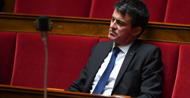El ex primer ministro francés Manuel Valls, en su escaño, en una sesión de la Asamblea Francesa, en París, el pasado junio. AFP/Christophe Archambault
