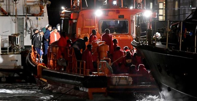 22/09/2018.- LLegan al puerto de Almería los 77 inmigrantes que Salvamento Marítimo rescató hoy en el Mar de Alborán cuando navegaban en dos pateras. EFE/Carlos Barba.