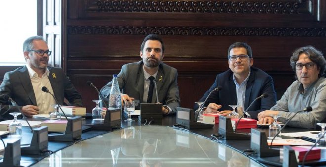 26/09/2018.- El presidente de la cámara catalana, Roger Torrent (2i) junto al vicepresidente primero, Josep Costa (i), el vicepresidente segundo, José María Espejo-Saavedra (2d) y el secretario segundo, David Pérez (2d), durante la reunión de la Mesa del