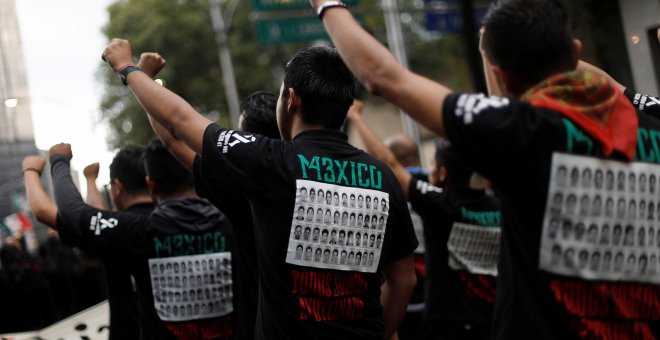 Manifestantes recuerdan a los 43 estudiantes de Ayotzinapa que desaparecieron hace cuatro años. / REUTERS - EDGARD GARRIDO