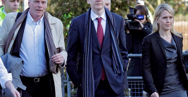 27/09/2018.- Imagen de archivo muestra al periodista del portal WikiLeaks Kristinn Hrafnsson (i) junto al fundador de Wikileaks, Julian Assange (C), a su llegada a unos juzgados en Londres (Reino Unido) el 8 de febrero de 2011. Assange ha nombrado hoy re
