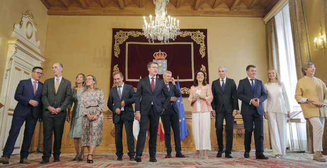 El presidente de la Xunta, Alberto Núñez Feijóo, posa con el nuevo gobierno tras el acto de toma de posesión de los conselleiros, en Santiago de Compostela. EFE/Lavandeira jr