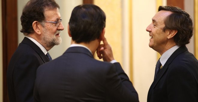 Mariano Rajoy habla con Rafael Hernando y Fernando Martínez Maillo. EUROPA PRESS/Archivo