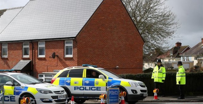 Agentes de la policía británica  protegen el área acordonada alrededor de la casa del ex oficial de inteligencia ruso Sergei Skripal en Salisbury (Reino Unido) / REUTERS - HANNAH MCKAY