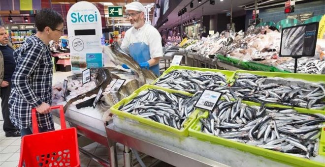 Una mujer compra pescado en un mercado. (EP)