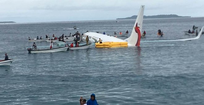Los pasajeros y la tripulación del avión fueron rescatados en barcazas. - REUTERS