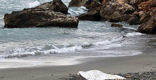 El cuerpo sin vida de una mujer encontrado este viernes en la playa de La Herradura, en Almuñécar, Granada. / AYUNTAMIENTO DE ALMUÑÉCAR