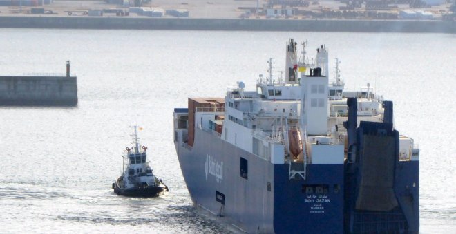 Imagen de archivo del buque saudí 'Bahri Jazan' entrando en el puerto de Bilbao. LUIS ARBIDE