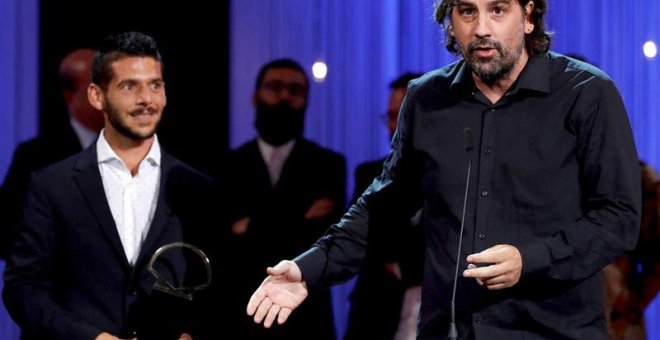 El director Isaki Lacuesta (d) antes de recibir la Concha de Oro a la mejor película por "Entre dos aguas", durante la gala de clausura de la 66 edición del Festival Internacional de Cine de San Sebastián celebrada hoy en el Kursaal de la capital donostia