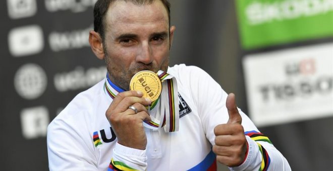 Alejandro Valverde besa la medalla de oro tras ganar el mundial de ciclismo. EFE/Christian Bruna