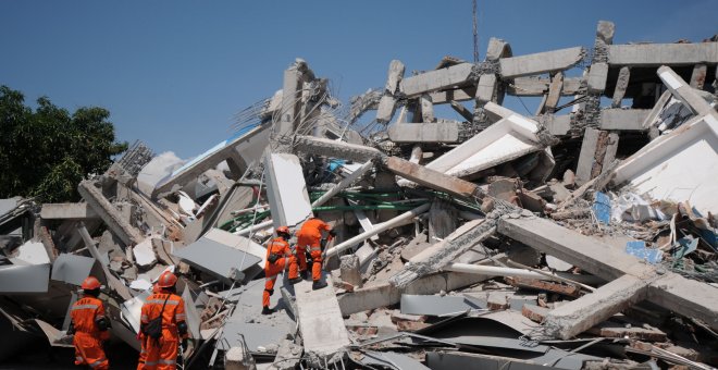 Un equipo de investigación busca víctimas entre los escombros de un hotel - Basri Marzuki/Reuters