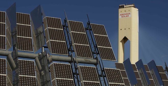 Torre y paneles solares de la planta solar 'Solucar' de Abengoa, en Sanlucar la Mayor, cerca de Sevilla. REUTERS/Marcelo del Pozo