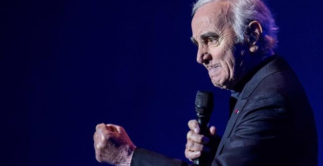 Imagen de archivo muestra al cantante y compositor francés Charles Aznavour durante una actuación en la sala de conciertos de Heineken, en Amsterdam (Holanda) , el 21 de enero de 2016. Según medios locales, Aznavour falleció hoy a los 94 años de edad. EF
