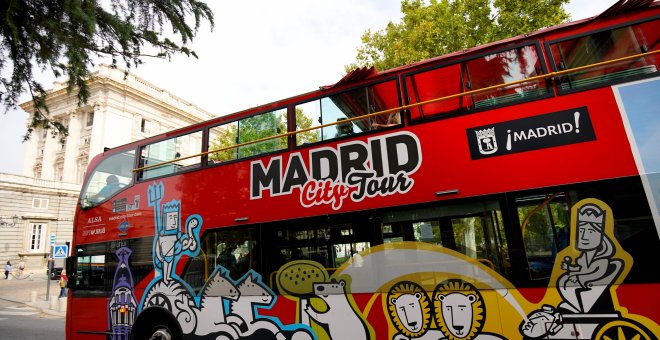El autobús turístico de Madrid pasa cerca del Palacio Real. REUTERS/Juan Medina