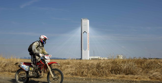 Un motocilcista pasa cerca de la torre de la planta solar 'Solúcar' de Abengoa, en la localidad sevillana de Sanlucar la Mayor. REUTERS/Marcelo del Pozo