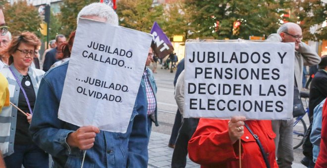 Dos pensionistas con pancartas en la manifestación de Zaragoza, en el Día Internacional de las Personas Mayores, para reclamar unas pensiones dignas. EFE/Javier Cebollada