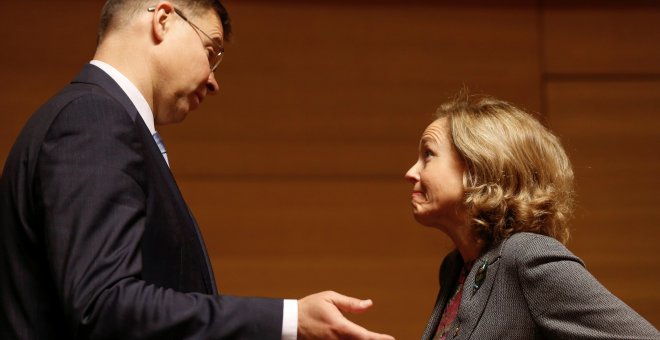 La ministra de Economía, Nadia Calviño, conversa con el vicepresidente de la Comisión Europea para el Euro y el Diálogo Social, Valdis Dombrovskis, al inicio de la reunión del Ecofin en Luxemburgo. EFE/ Julien Warnand