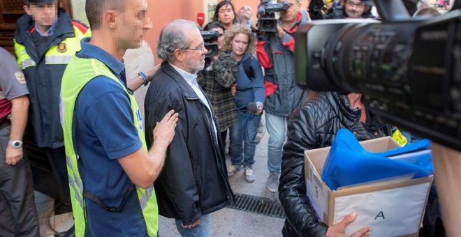 02/10/2018.- El presidente de la Diputación de Lleida y alcalde de Fondarella, Joan Reñé (PDeCAT), a su salida de la Diputación acompañado de los Mossos d'Esquadra, que han detenido a 26 personas en Lleida y otros municipios de la provincia y ha practicad