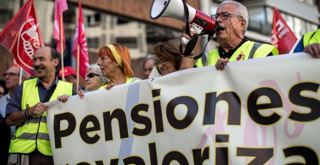 Imagen de la manifestación en Valencia convocada por las organizaciones de pensionistas y jubilados de UGT y CCOO por unas pensiones públicas dignas. EFE/Biel Aliño