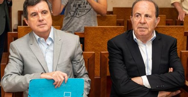El expresidente del Govern balear, Jaume Matas, y el exconseller de Interior y antiguo delegado del Gobierno, José María Rodríguez, durante el juicio por el Caso Over, en la Audiencia de Palma de Mallorca. EFE