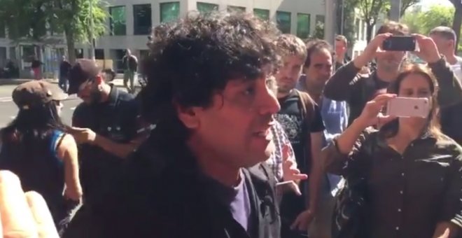 El periodista Jorge Correa atiende a los medios minutos antes del inicio del juicio.- Fragmento del vídeo grabado por Juan Carlos Mohr