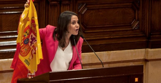 Arrimadas muestra una bandera española en el Parlamento catalán. /EFE