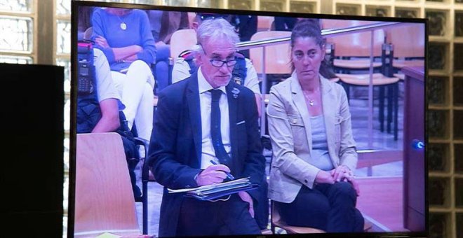 Los padres de Nadie en el banquillo, vistos a través de un monitor de la sala de prensa de la Audiencia de Lleida. (EFE)