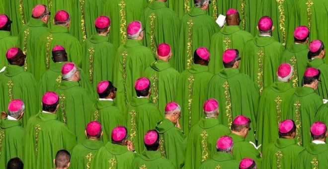 Un grupo obispos asisten a la misa de apertura del Sínodo sobre los jóvenes celebrado en la Plaza de San Pedro del Vaticano. (ALESSANDRO DI MEO | EFE)