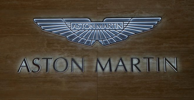 El logo de la firma británica Aston Martin, en su stand en el Salón del Automovil de Ginebra, el pasado marzo. REUTERS/Denis Balibouse