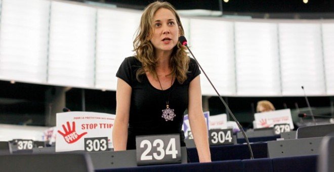 Foto de archivo de Marina Albiol durante una de sus intervenciones en el Parlamento Europeo. / IZQUIERDA UNIDA