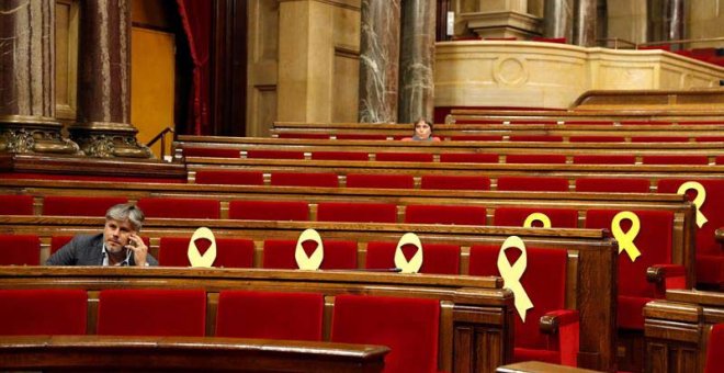 El portavoz de JxCAT en el Parlament, Albert Batet, en el parlament de Catalunya junto a los escaños con lazo amarillo de los diputados suspendidos. (TONI ALBIR | EFE)