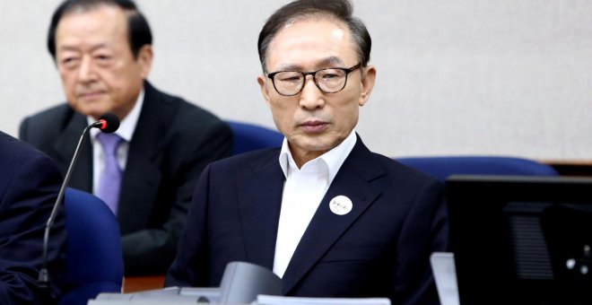 El expresidente de Corea del Sur, Lee Myung-Bak, comparece para su primer juicio en el Tribunal del Distrito Central de Seúl el 23 de mayo de 2018. REUTERS