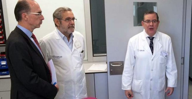 El jefe del Servicio de Psiqiuatría de Pontevedra Isauro Gömez Tato a la derecha junto al conselleiro de Sanidad, Jesús Vázquez Almuiña, a la izquierda. / SERGAS