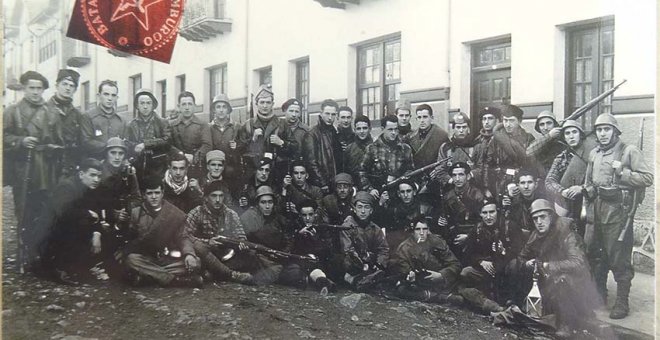 El batallón Rosa Luxemburgo posando para una foto | batallonrosaluxemburgo.wordpress.com
